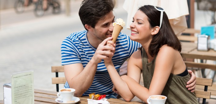 Early Dating Signs She Likes You Early Dating Signs She Likes You