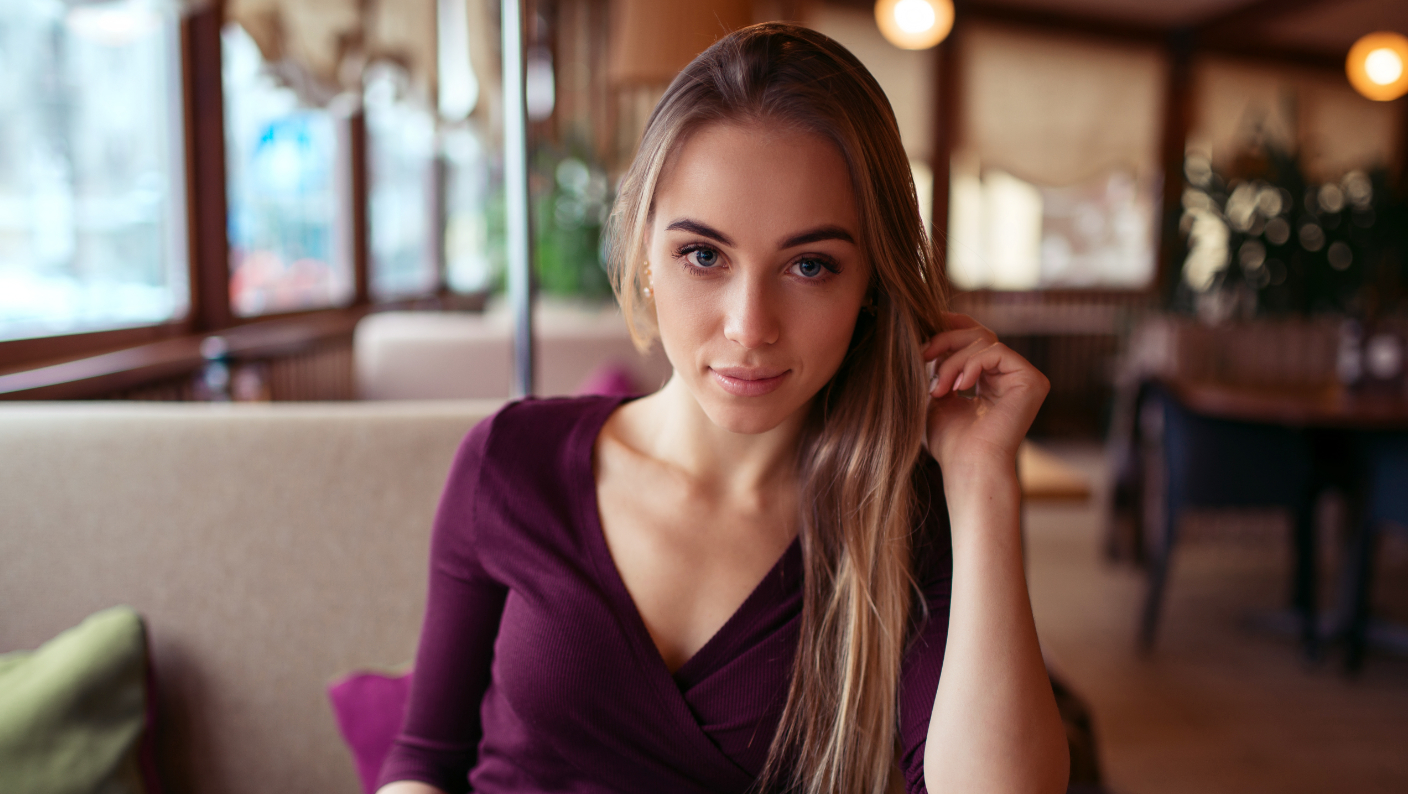 9 Body Language Signs She's Attracted to You | The Modern Man
