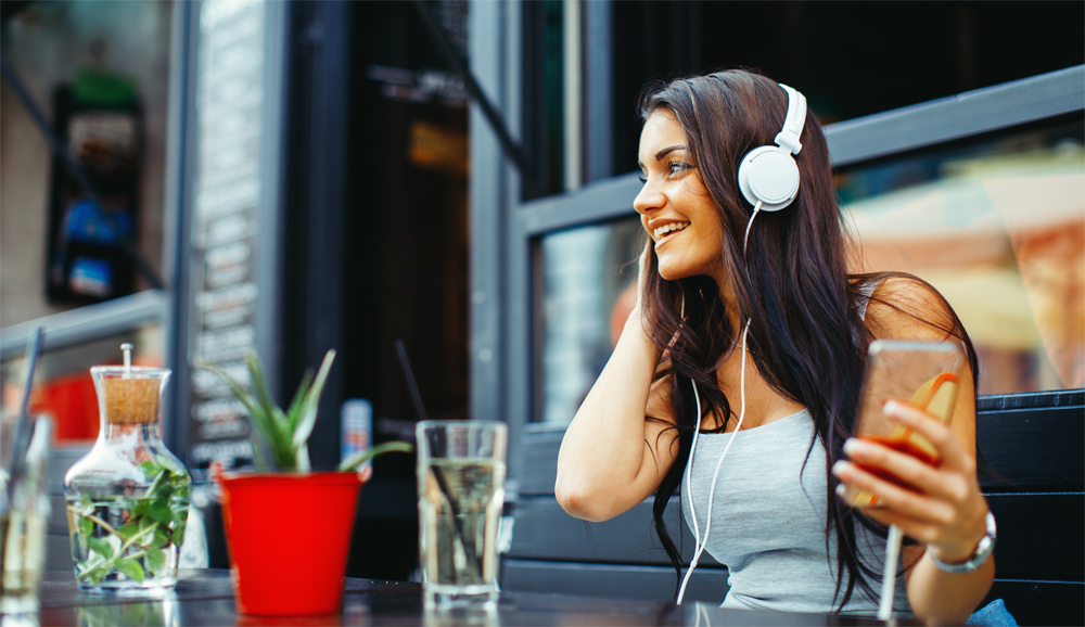 How to Talk to a Woman Who is Wearing Headphones The Modern Man