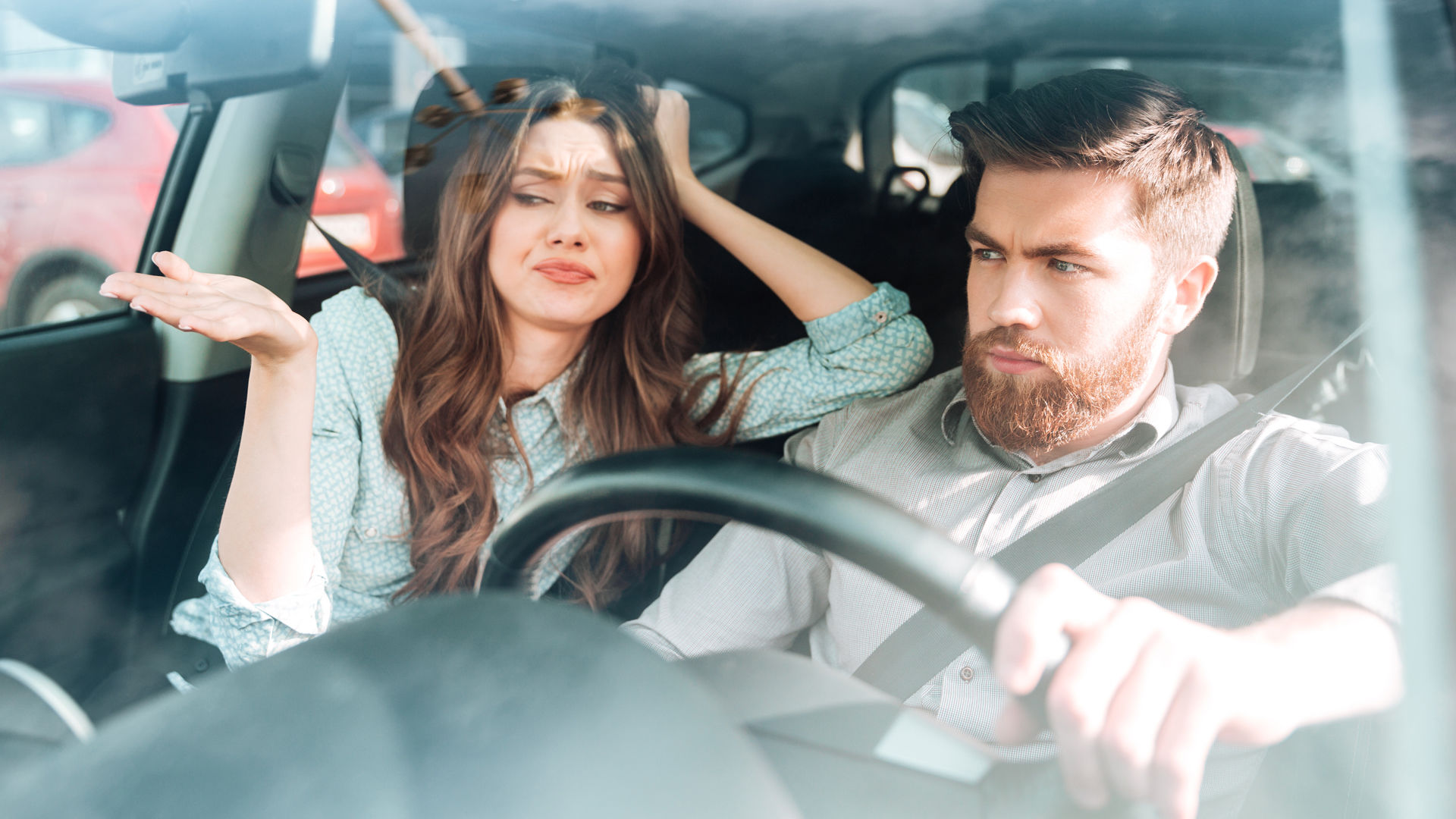 彼女が彼に車を運転させているふりをしている